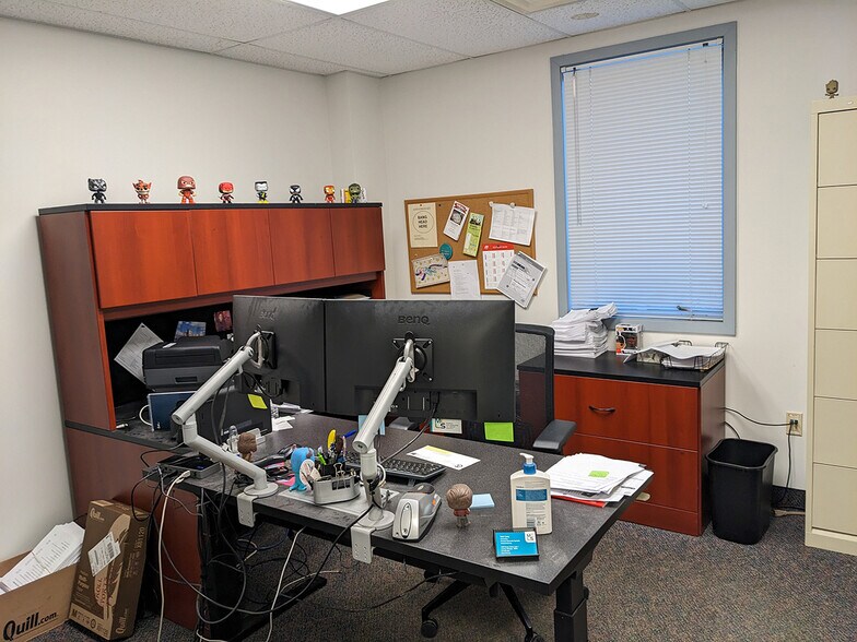 More Photos Of 1407 Rensen St, Lansing Office For Sale