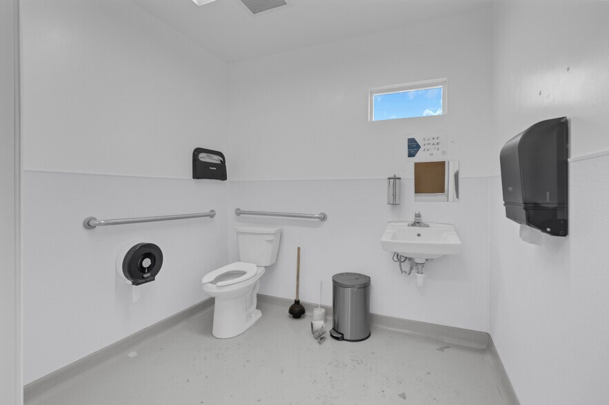 More Photos Of 991 Industrial Way, King City Warehouse For Lease