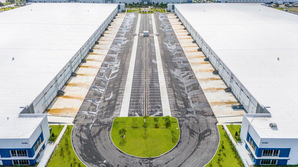 More Photos Of 21301 NW 47th Ave, Miami Gardens Warehouse For Lease