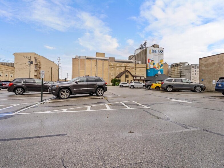 More Photos Of 921-931 8th St, Manitowoc Office For Sale