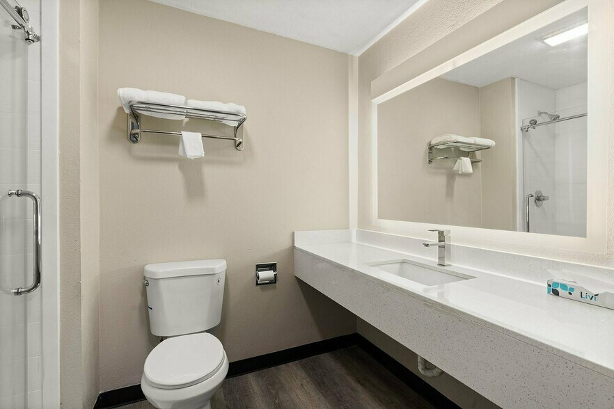 More Photos Of 1520 Candelaria Rd NE, Albuquerque Hotel For Sale