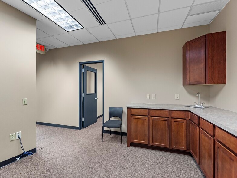 More Photos Of 174 Clarkson Rd, Ballwin Office For Sale