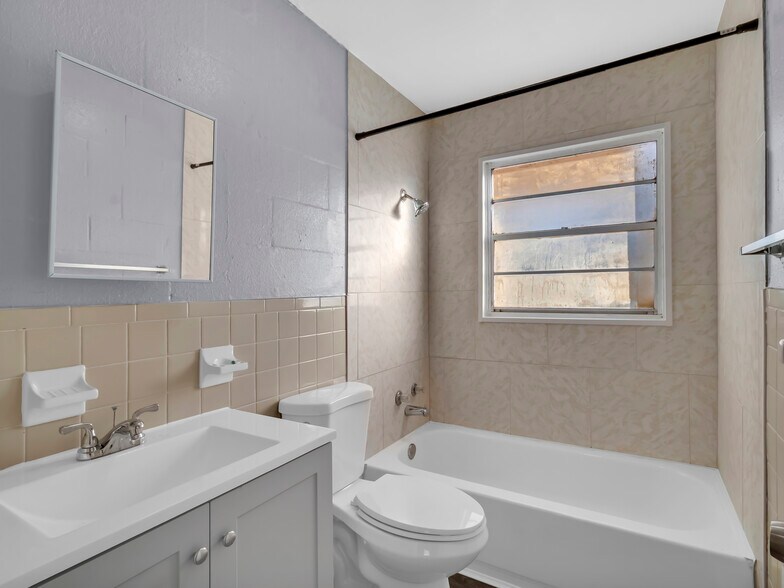 More Photos Of 301 SW 3rd Ter, Mulberry Apartments For Sale