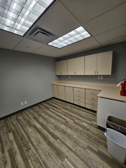 More Photos Of 307 W Rhapsody Dr, San Antonio Light Manufacturing For Sale