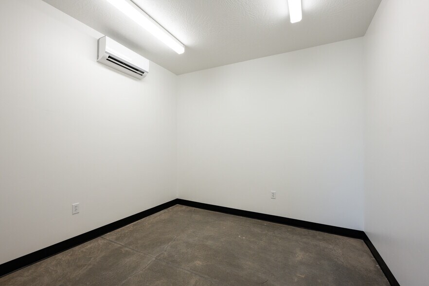 More Photos Of 164 Old Highway 91 hwy, Hurricane Warehouse For Lease