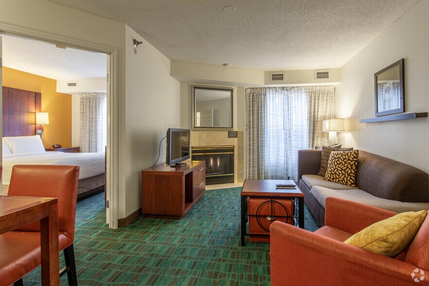 More Photos Of 9765 Crosspoint Blvd, Indianapolis Hotel For Sale
