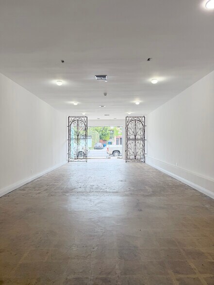 More Photos Of 926-928 N La Cienega Blvd, West Hollywood Storefront Retail Office For Lease
