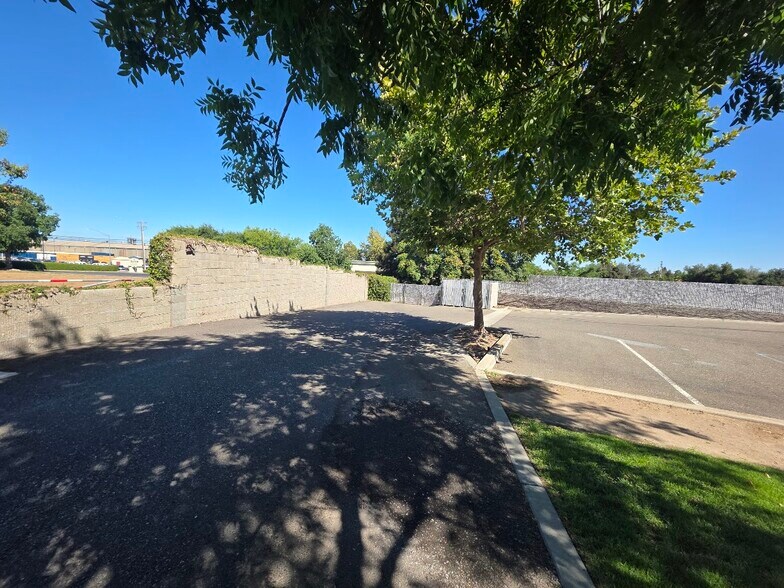 More Photos Of 500 Delano Dr, Oakdale Showroom For Lease