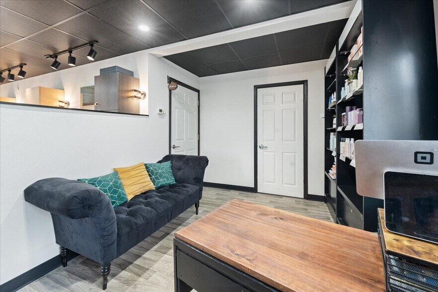 More Photos Of 1019 College Rd, Fairbanks Flex For Sale