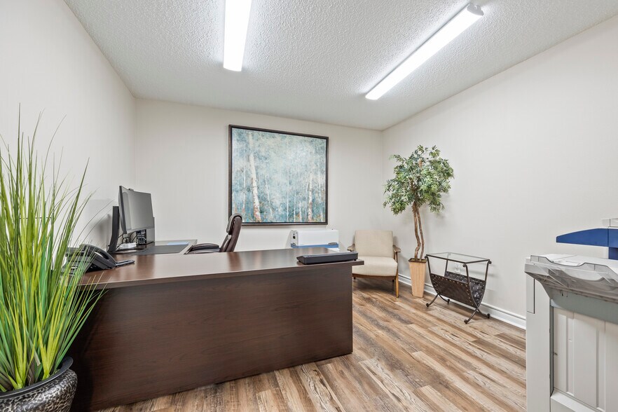 More Photos Of 439 SW Main Blvd, Lake City Office For Lease