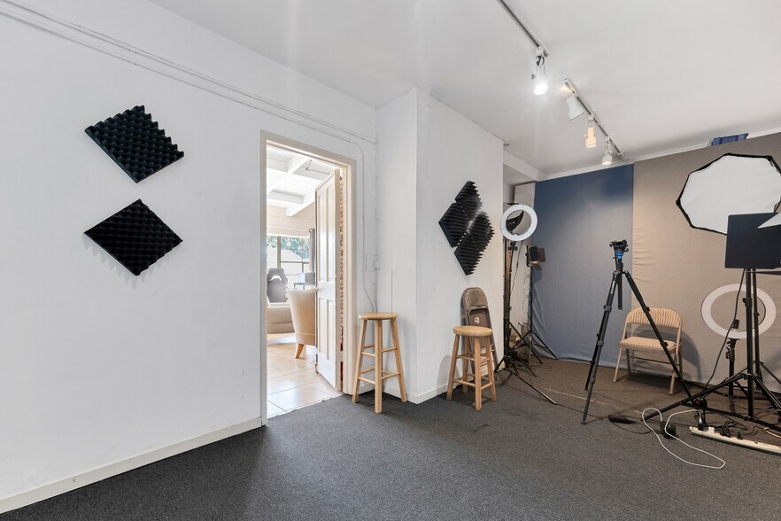 More Photos Of 4110 W Burbank Blvd, Burbank Office Residential For Sale