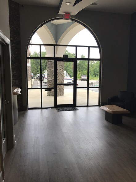 More Photos Of 947 E Main St, Lexington Office For Lease