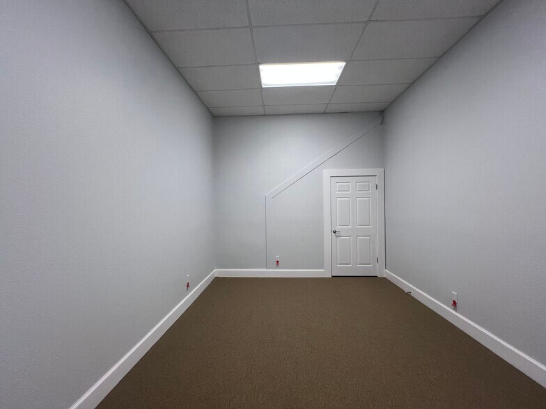 More Photos Of 113 E 3rd St, Taylor Storefront Retail Office For Lease