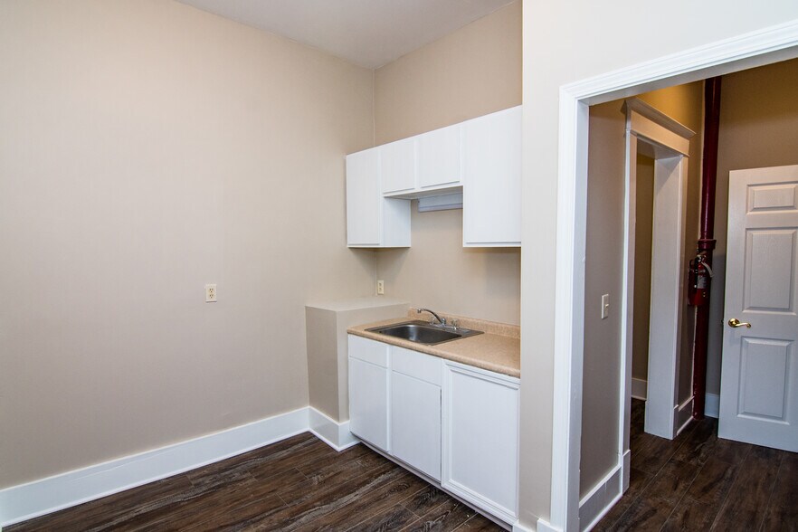 More Photos Of 214 W Main, Murfreesboro Storefront Retail Office For Lease