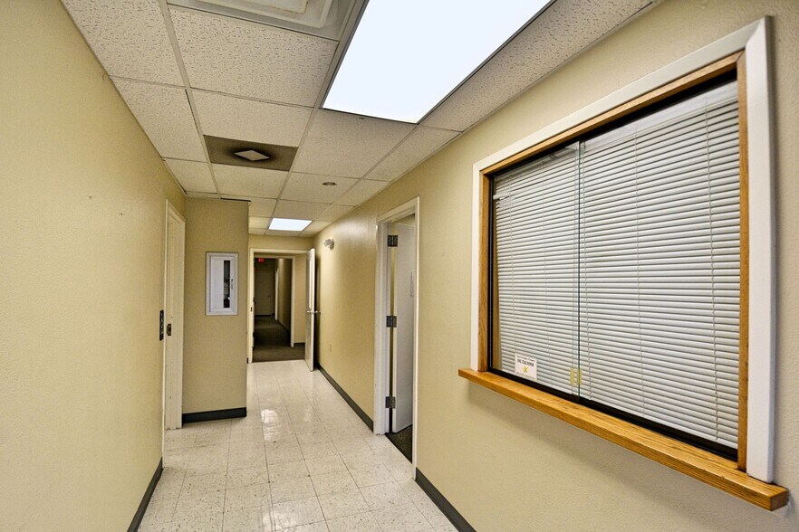 More Photos Of 109-111 N River St, Seguin Office For Sale