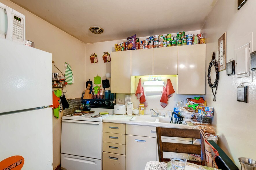 More Photos Of 1695 Clinton St, Aurora Apartments For Sale