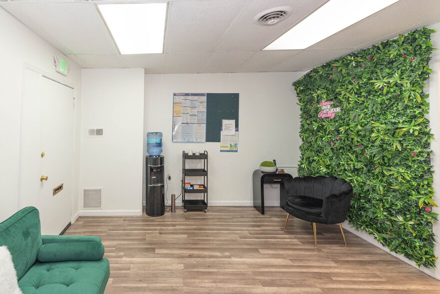 More Photos Of 5900 York Rd, Baltimore Storefront Retail Office For Sale