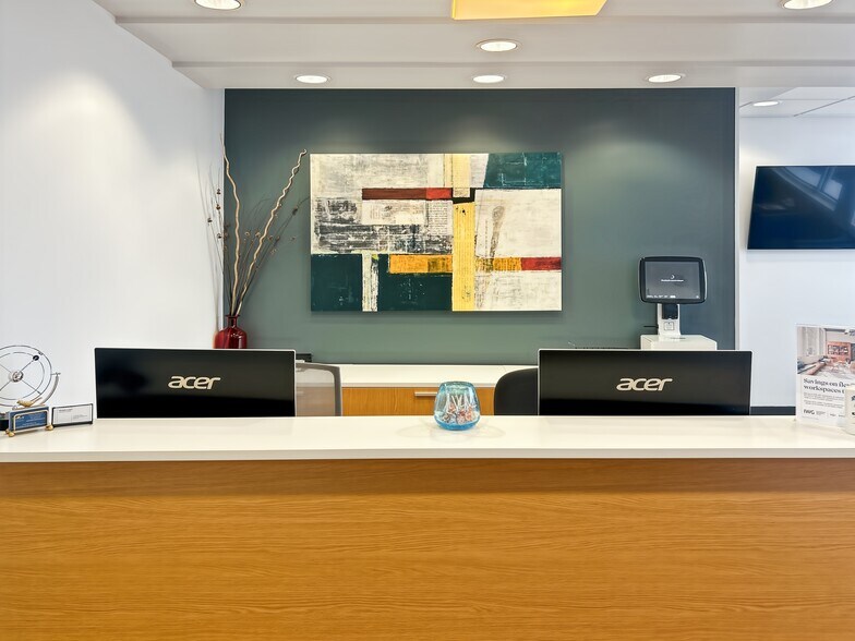 More Photos Of 139-159 Crocker Park Blvd, Westlake Coworking Space