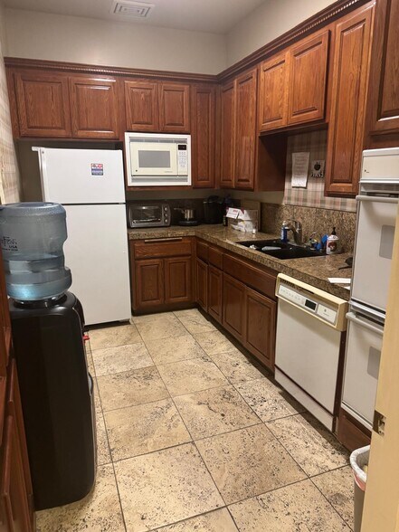 More Photos Of 909 E Arlee Pl, Anaheim Warehouse For Lease