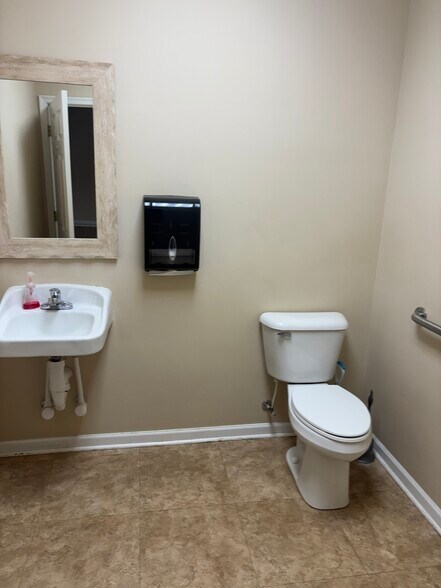 More Photos Of 1557 Lee Hwy, Staunton Office For Lease