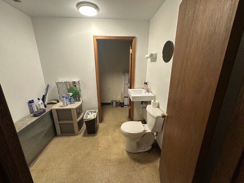 More Photos Of 2029 Plymouth Ave, Waterloo Flex For Sale