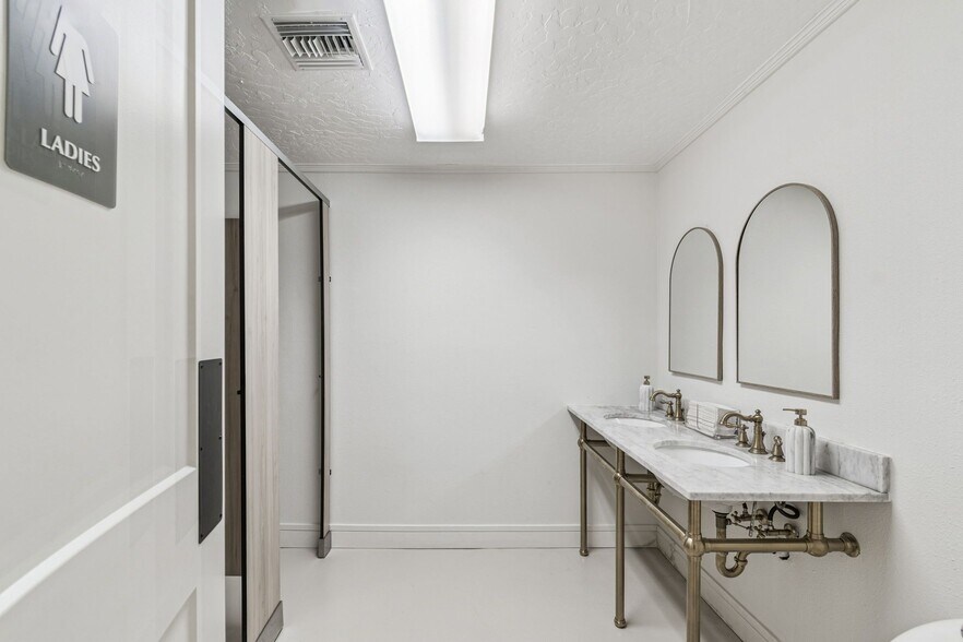 More Photos Of 50 153rd Ave, Madeira Beach Freestanding For Sale