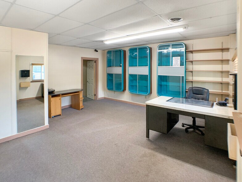 More Photos Of 47 Oak Knoll Dr, Hubbard Office For Lease