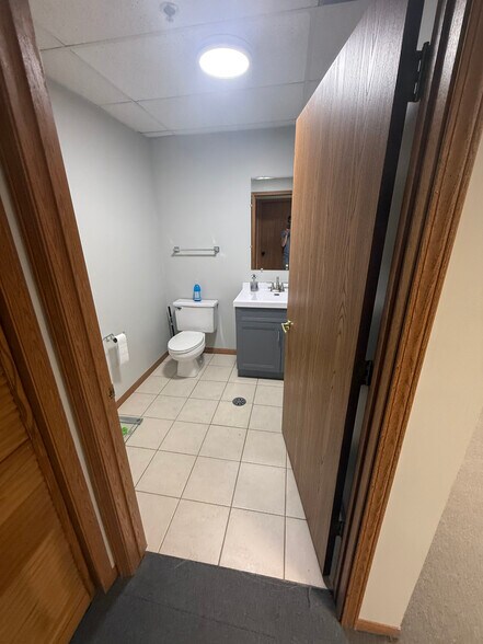 More Photos Of 141-161 Covington Dr, Bloomingdale Light Manufacturing For Lease