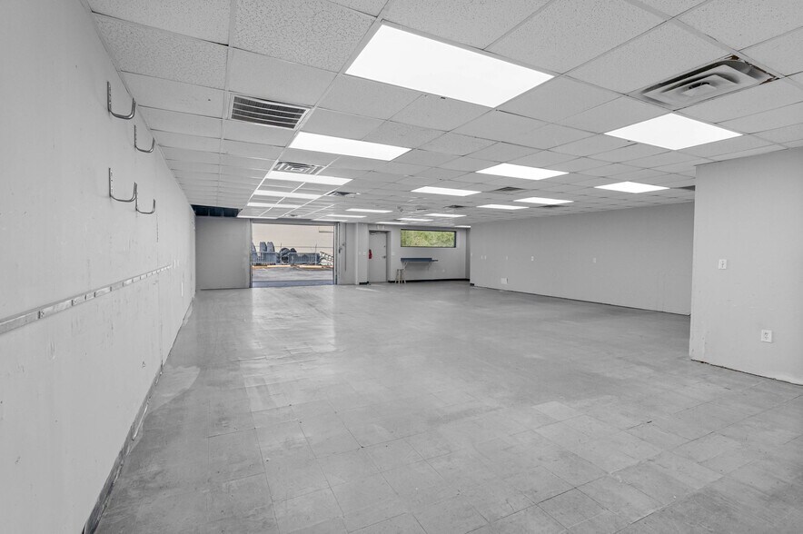 More Photos Of 4412 W Osborne Ave, Tampa Showroom For Sale