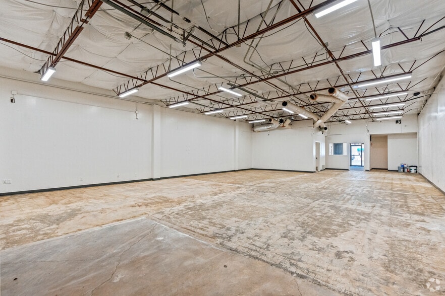 More Photos Of 1100-1120 Luke St, Irving Unknown For Lease