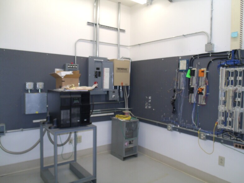 More Photos Of 411 Holmes St, Frankfort Light Distribution For Sale