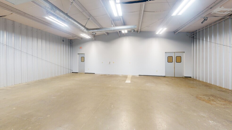 More Photos Of 908 SE 21st St, Bentonville Showroom For Lease
