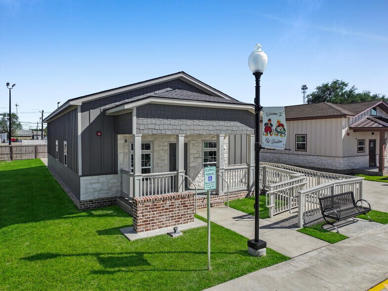 Primary Photo Of 1125 Atlanta Ave, Nederland Office For Sale