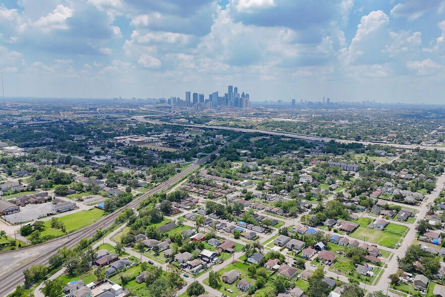 More Photos Of 2101 Hutton St, Houston Apartments For Sale