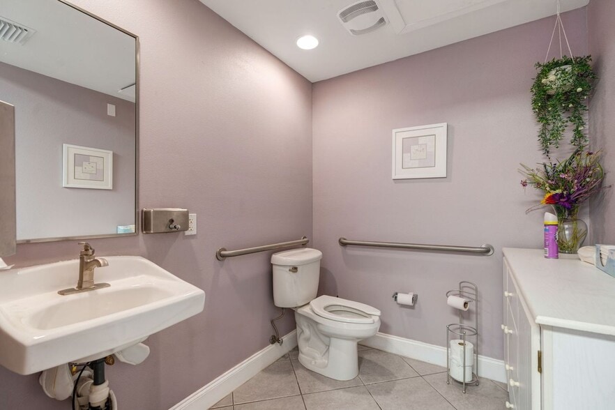 More Photos Of 3293 Fruitville Rd, Sarasota Medical For Sale