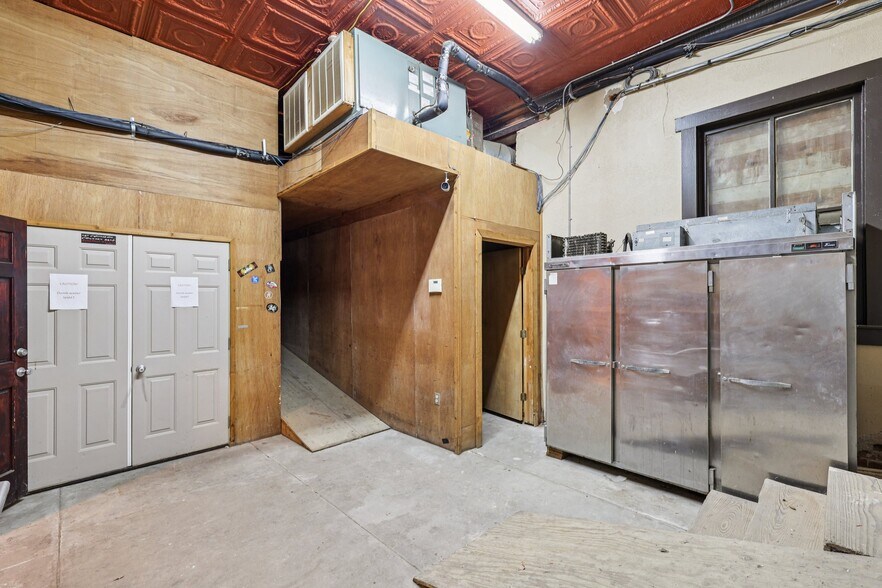 More Photos Of 113 N Main St, Moulton Bar For Sale