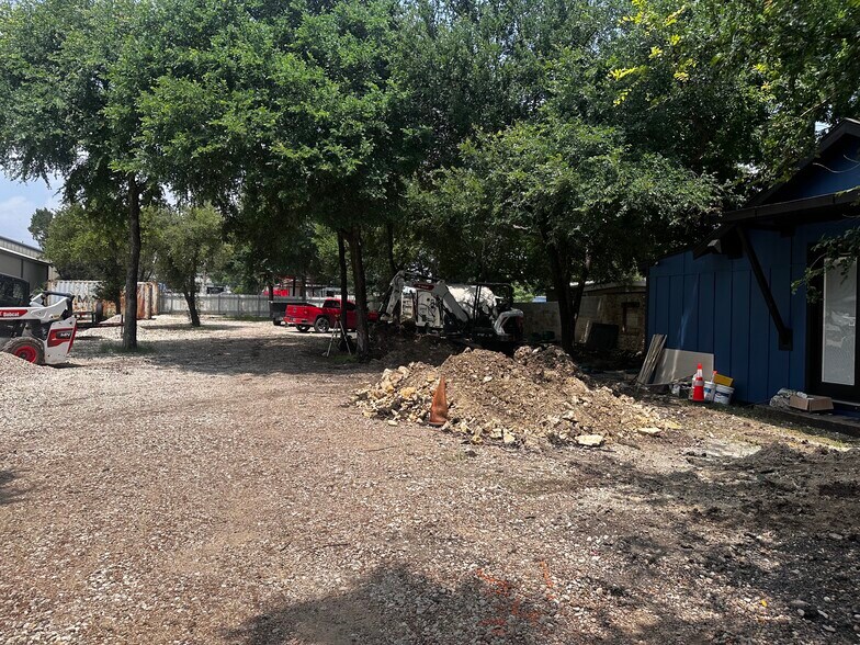 More Photos Of 2704 Gardenia Dr, Austin Land For Lease