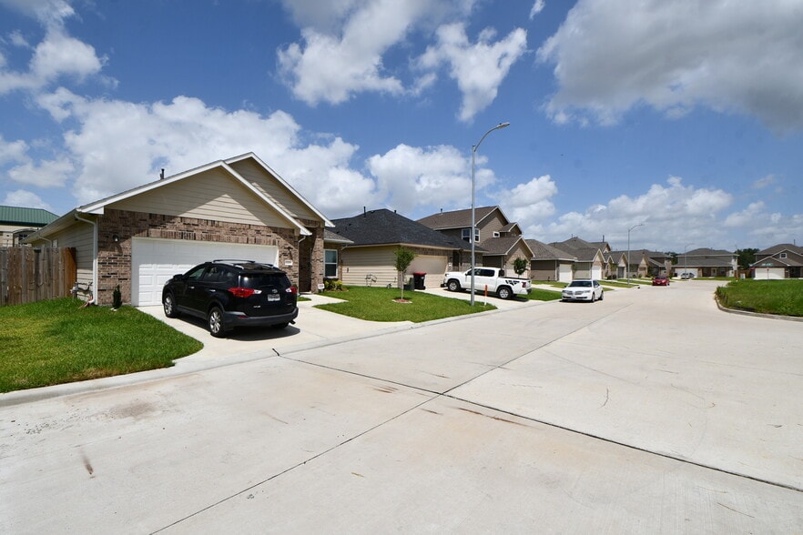 More Photos Of 2815 Bowlin Leaf Ln, Houston Multifamily For Sale