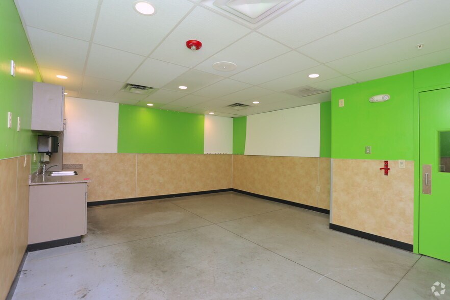 More Photos Of 3372 Canton Rd, Marietta Movie Theatre For Lease