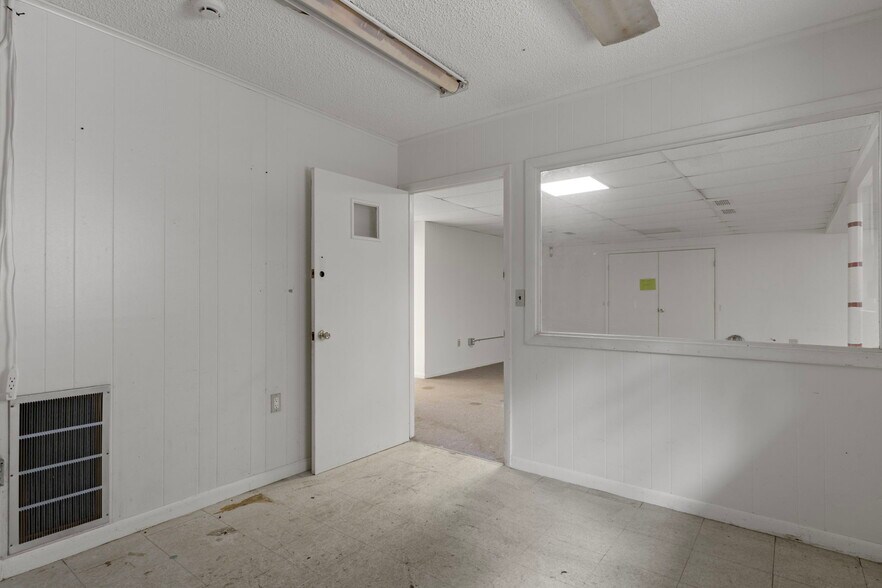 More Photos Of 377 Highway 40 W, Inglis Flex For Lease