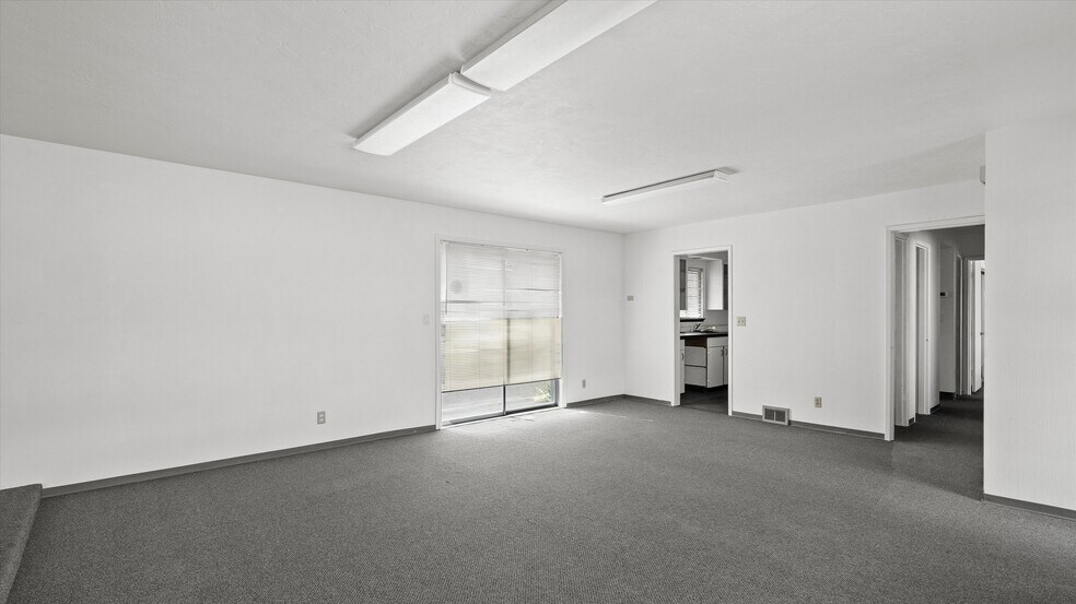 More Photos Of 5804 W Clearwater Ave, Kennewick Freestanding For Sale