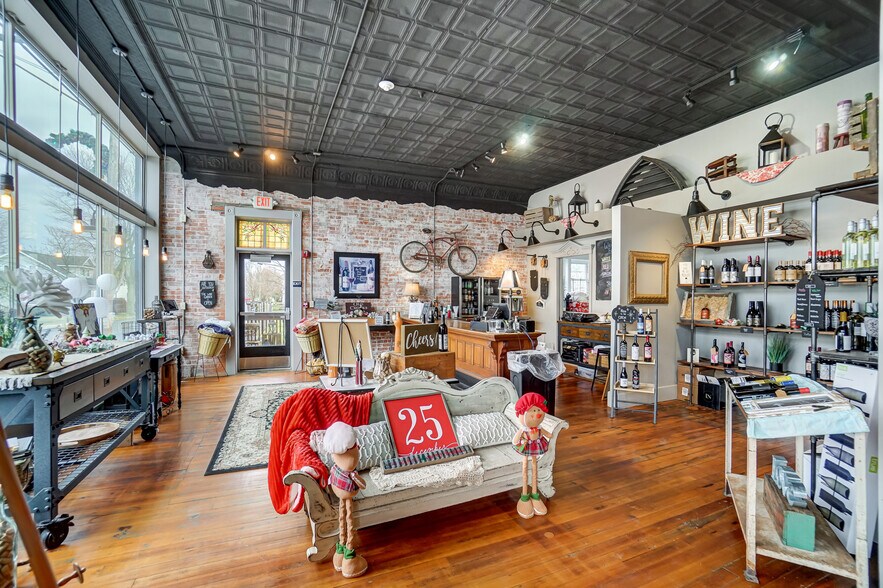 More Photos Of 105 E Liberty St, Arlington Restaurant For Sale