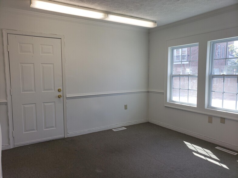 More Photos Of 11923 Centre St, Chester Office For Lease
