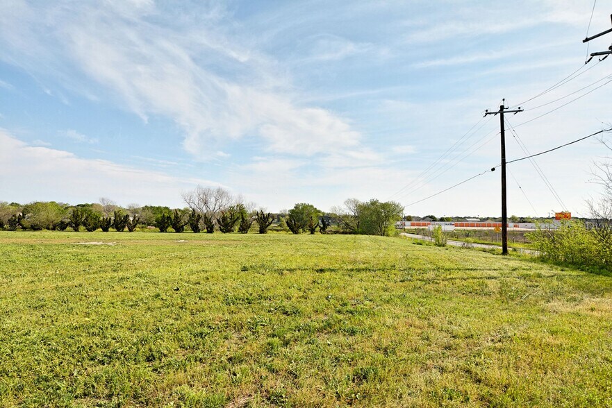 More Photos Of 120 E Zipp Rd, New Braunfels General Retail For Sale