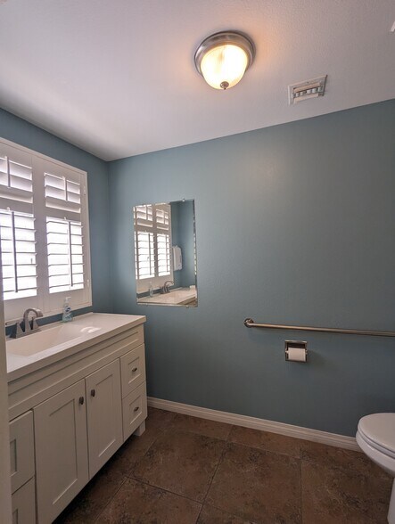 More Photos Of 201 E Ramon Rd, Palm Springs Office Residential For Lease