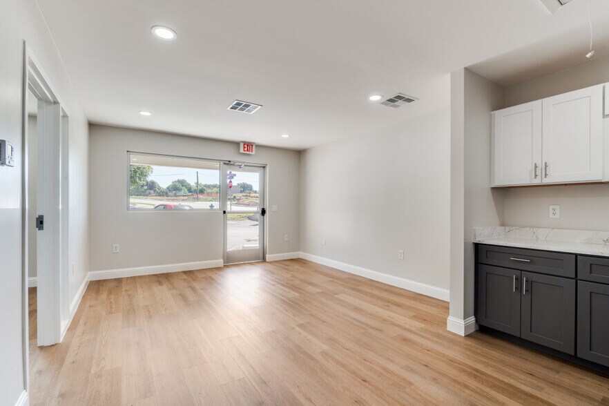 More Photos Of 1335 E Crosby Rd, Carrollton Medical For Lease
