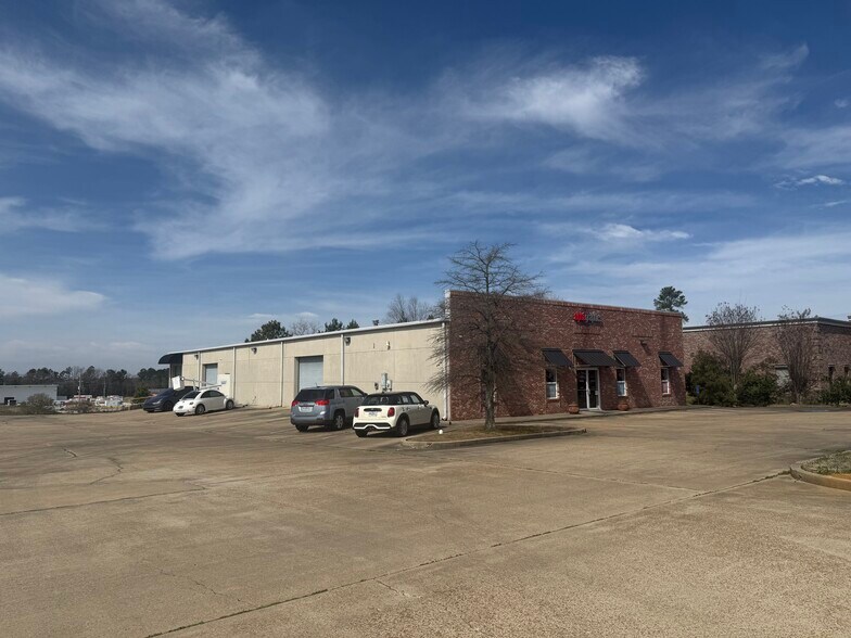 More Photos Of 115 Metroplex Blvd, Pearl Light Distribution For Lease