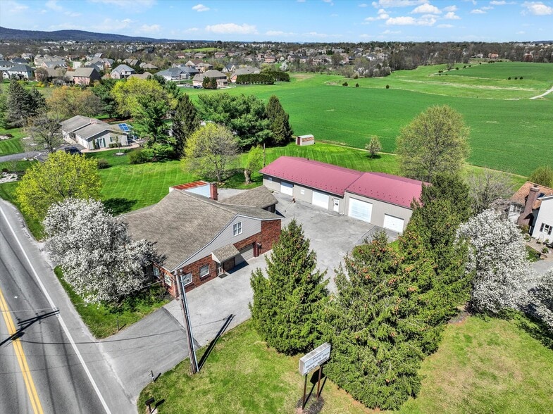 More Photos Of 2553 Roosevelt Ave, York Flex For Sale