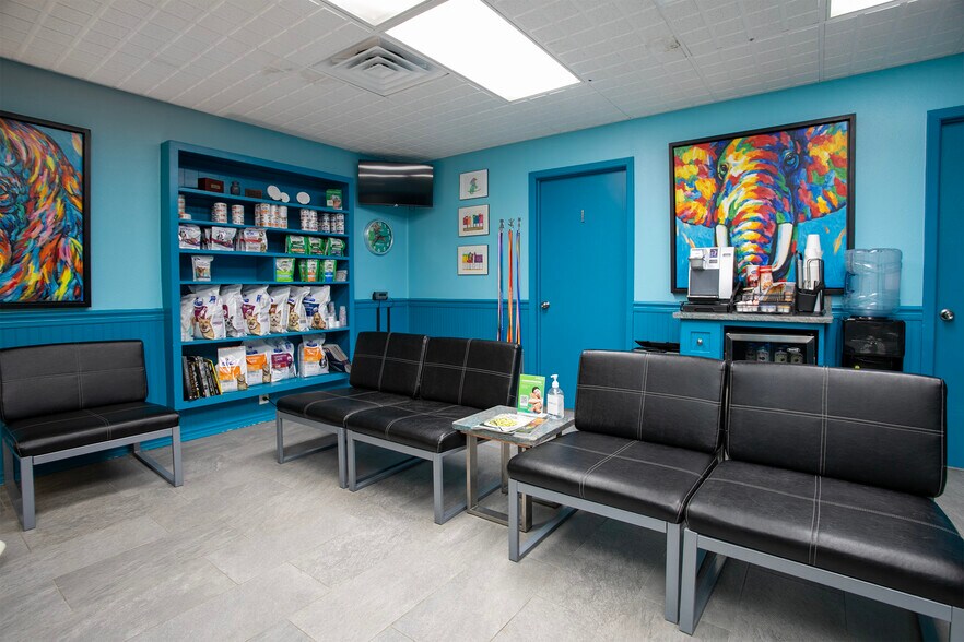 More Photos Of 104 W Main St, Whitehouse Veterinarian Kennel For Sale