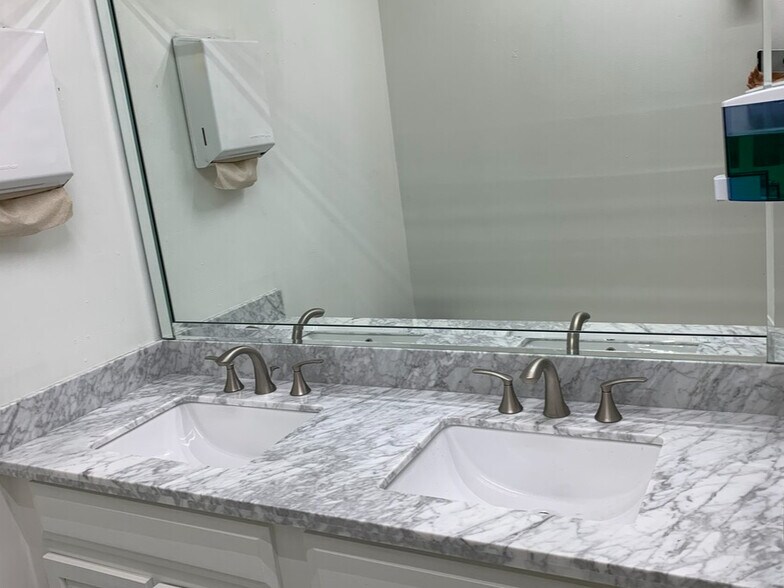 More Photos Of 3707 Westcenter Dr, Houston Office For Lease